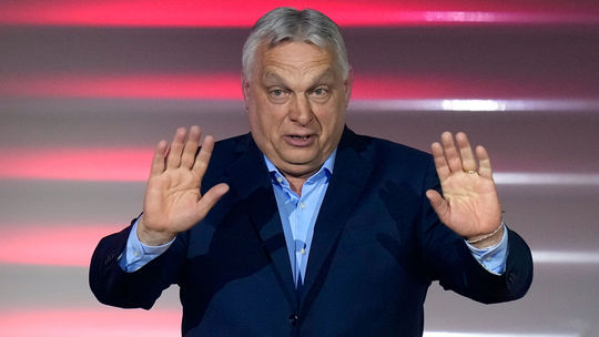 Orbán sa po voľbách podozrivo rýchlo „vzdal“. Údajne sa chce vrátiť ako demokrat alebo liberál