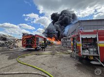 poťžar bajč oheň dym hasiči hala