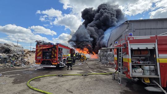 Hasiči majú požiar areálu na juhu Slovenska konečne pod kontrolou. Škoda sa vyšplhala na pol milióna