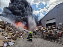požiar bajč hasiči dym plamene triedička odpadu hala