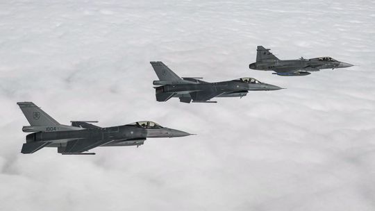 Prvýkrát v histórii: Slovenské F-16 sa stretli s českými gripenmi v ostrom tréningu nad ČR