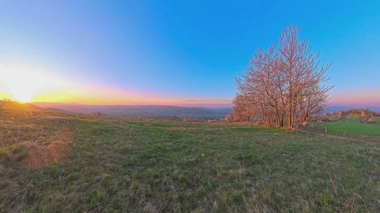 Takýto nádherný východ slnka sa podarilo natočiť na strednom Slovensku. Chlapík zachytil úžasné zábery