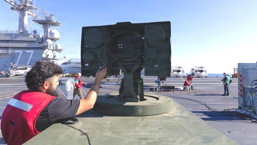 Laserový protidronový systém LOCUST na USS...