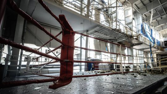 Dronmi zničená atletická aréna v priestoroch...