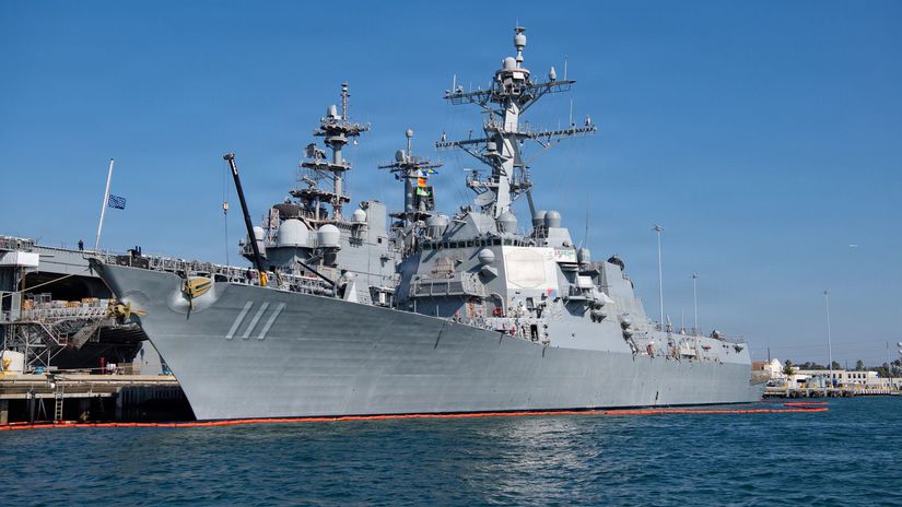 Americký torpédoborec USS Spruance triedy...