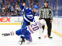 Strhujúca šou v Tampe. Bitka Slafkovského,...