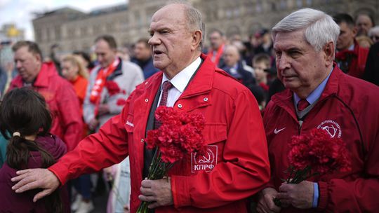 Moskva zvažuje zmírnění internetových omezení, Putin čelí vnitřní kritice a plánuje návštěvu Číny