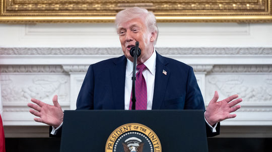 Trump objíma Ježiša a sníva o Medaile cti. Stále velí kultu, ale jeho popularita sa prepadla