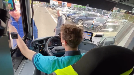 VIDEO: Muži vbehli autobusu do cesty. Po incidente prišli nadávky aj pľuvanec