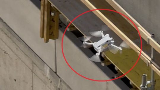 „Bezohľadnosť najvyššieho stupňa!“ Drzý pilot dronu krúžil okolo štartujúceho vrtuľníka, záchranári zúria