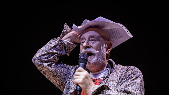 Koľko detí sa utopilo? Bite žaby palicami, odtrhávajte muchám krídla. Na koho si posvieti Putinov hlavný vyšetrovateľ?