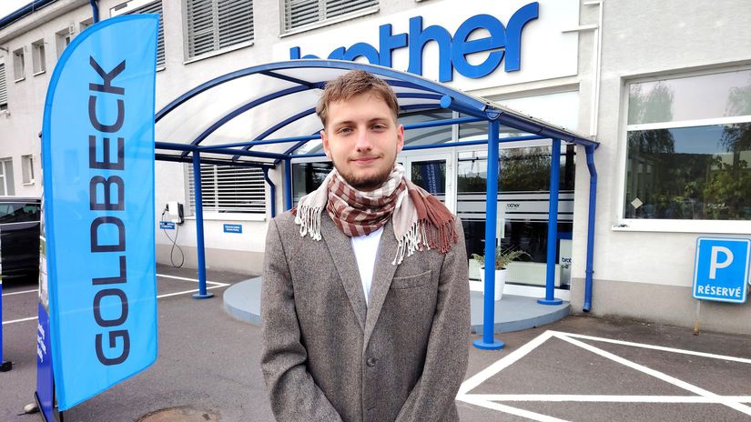 Michal Katalov naberá v krupinskej továrni...