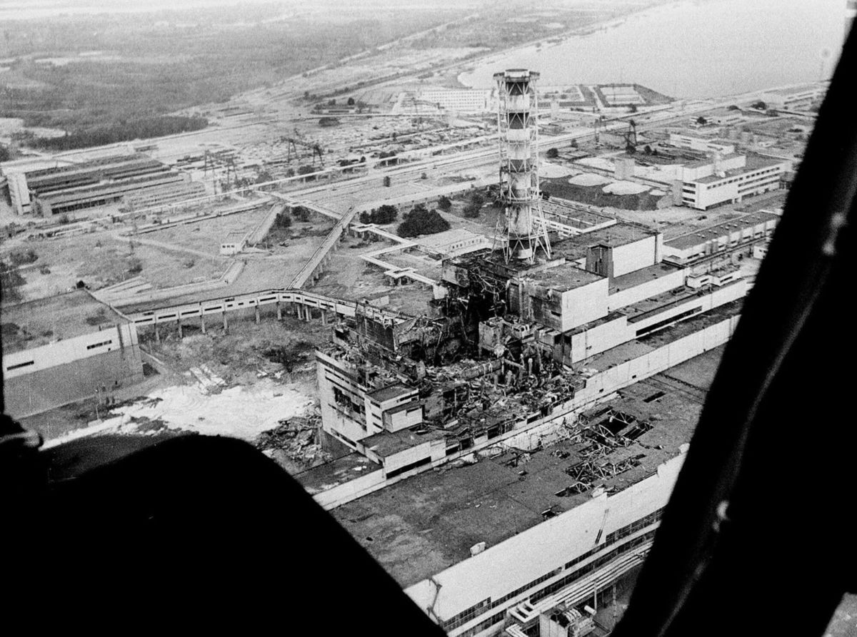Archívny letecký záber po výbuchu v apríli 1986.