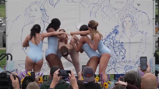 Zbúrala múry hanby... Epsteinove obete si pripomenuli ženu, ktorá bola kľúčová pri odhalení pedofilnej siete finančníka