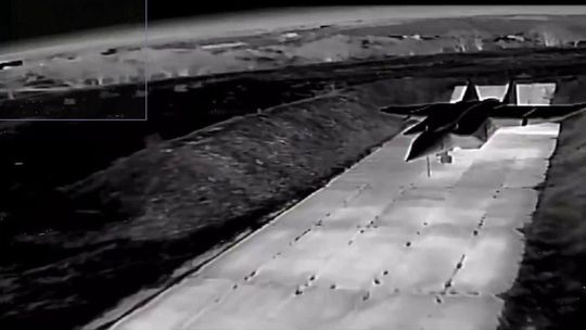 Mohutná smršť útokov a hodiny explózií: Kyjev si podal ruské základne, hlási zásahy lodí aj stíhačky