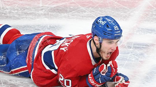 Montreal mal skvele rozbehnutý zápas, keď Slafkovského zramoval súper. Slovenská hviezda musela do kabíny