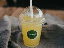 limonáda džús slamka