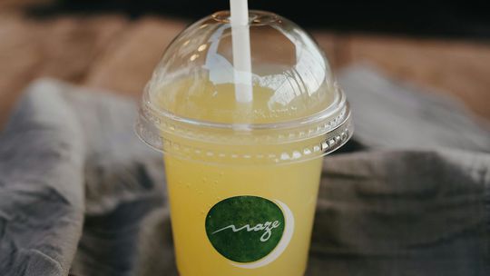 Oblízal slamku a vrátil ju do automatu. Mladíkovi teraz hrozí väzenie