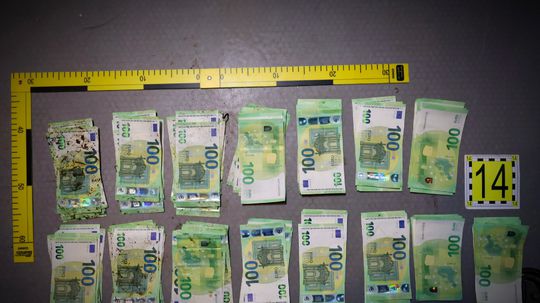 Seniorka nechala pred penziónom tašku s 15-tisíc eurami. Podvodník sa pri úteku začal vyzliekať