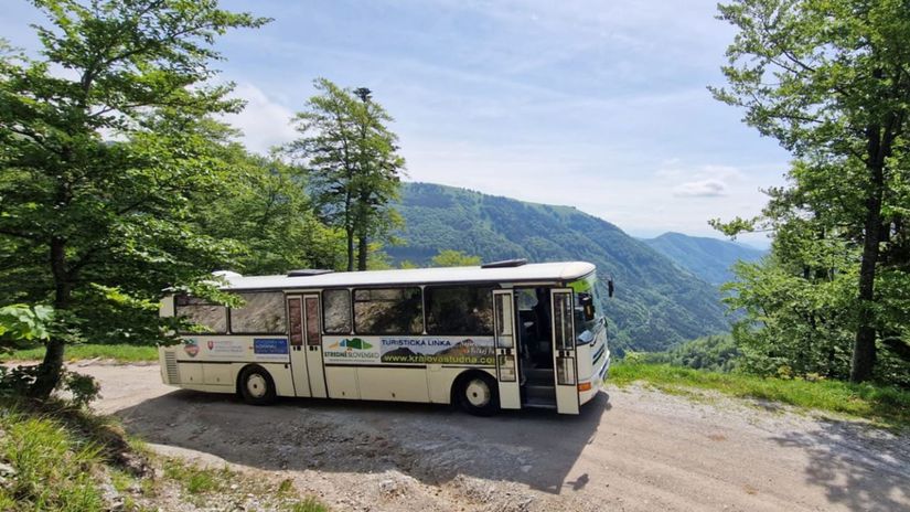 Špeciálne upravený autobus zdoláva náročný terén.