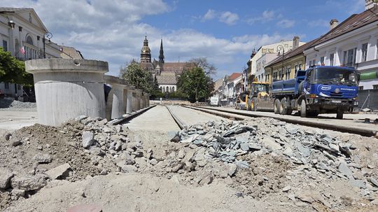 Práce na rekonštrukcii Hlavnej ulice pri Dolnej...