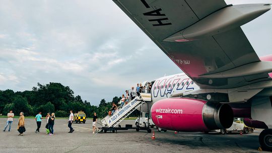 lietadlo wizz air letisko cestovanie doprava dovolenka pasazieri strednaW