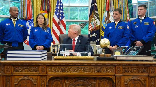 Trump láka na vesmírnu senzáciu: sľubuje návrat na Mesiac aj odhalenia o UFO