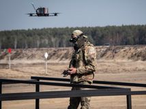 ukrajinský vojak, dron, operátor,