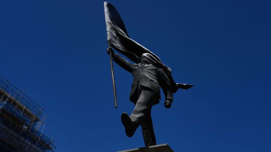 Legendárny Banksy udrel priamo v srdci Londýna: záhadná socha s vlajkou vyvoláva otázky