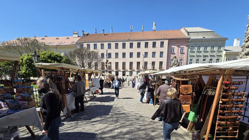 Na trhu tradičných remesiel v centre Košíc...