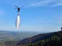 poľana, lesný požiar, hasiči vrtuľník