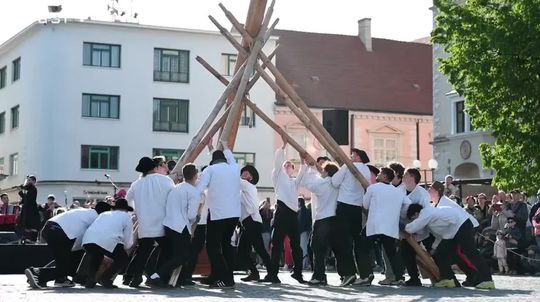 Stavanie mája sa v Trnave po rokoch vrátilo na Trojičné námestie
