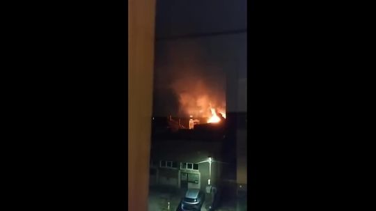 VIDEO: Strecha prevádzky odletela. Vo Svidníku došlo k výbuchu a veľkému požiaru