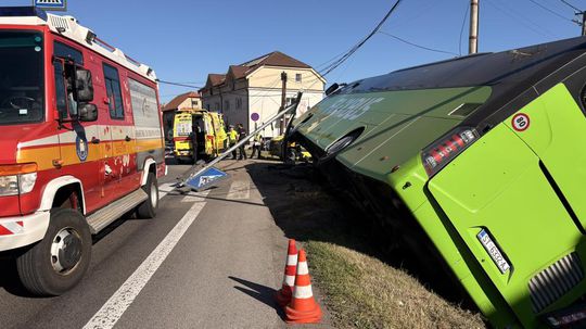 Pri Zvolene sa prevrátil autobus, zranených môže byť viacero osôb
