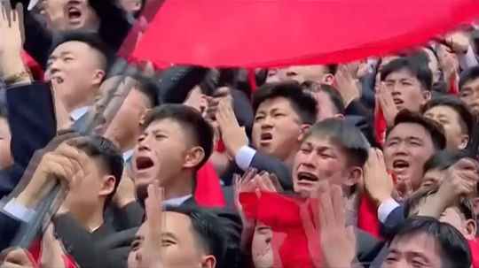 VIDEO: Vodca Kim sa stretol s nadšenými mládežníkmi. Majú byť 'bombami a plameňmi' vo vojne s Ukrajinou