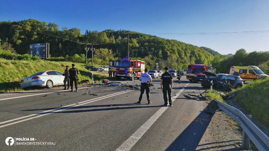 Čelná zrážka dvoch áut pri Brusne si vyžiadala tri zranené osoby