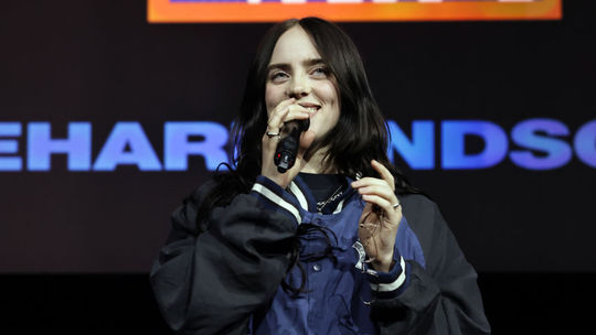 Takto ste Billie Eilish ešte nevideli. Nový film vás vtiahne priamo na pódium a zmení koncert na úplne iný zážitok