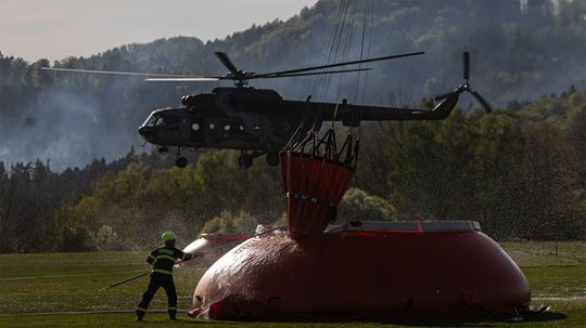 Požiar v Českom Švajčiarsku sa už nešíri, hasičom pomohli aj slovenské vrtuľníky