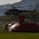 hasiči česko švajčiarsko české vrtuľník black hawk bambi vak hasič požiar