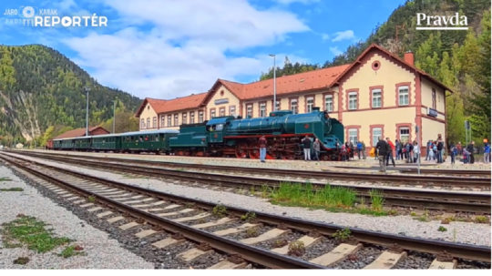 Starodávny vlak vzal ľudí do minulosti. Na strednom Slovensku si zaspomínali na nostalgické časy takýmto vzácnym skvostom
