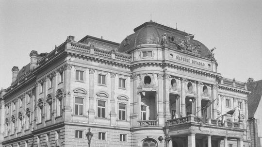 Na archívnej snímke z apríla 1945 Bratislava...
