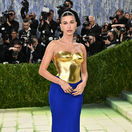 Modelka a podcasterka Hailey Bieber prišla v kreácii Saint Laurent. 