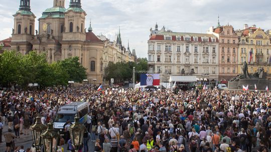 V Prahe ľudia opäť protestujú za verejnoprávne médiá, chcú pochodovať k rozhlasu