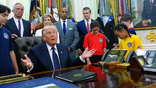 Vztýčte bielu vlajku. Trump sa vysmieva Iránu a vojnu nazýva len malou potýčkou