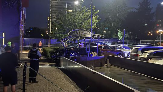 Auto, ktoré vrazilo do fontány na Lužnej ulici...