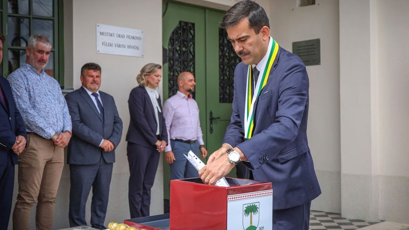 Primátor Attila Agócs vkladá do časovej...