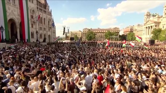 VIDEO: Na inauguráciu nového maďarského premiéra Magyara prišli desaťtisíce ľudí