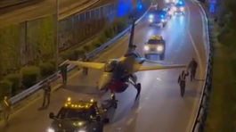 Stíhačka F-16, presun po diaľnici v Bratislave
