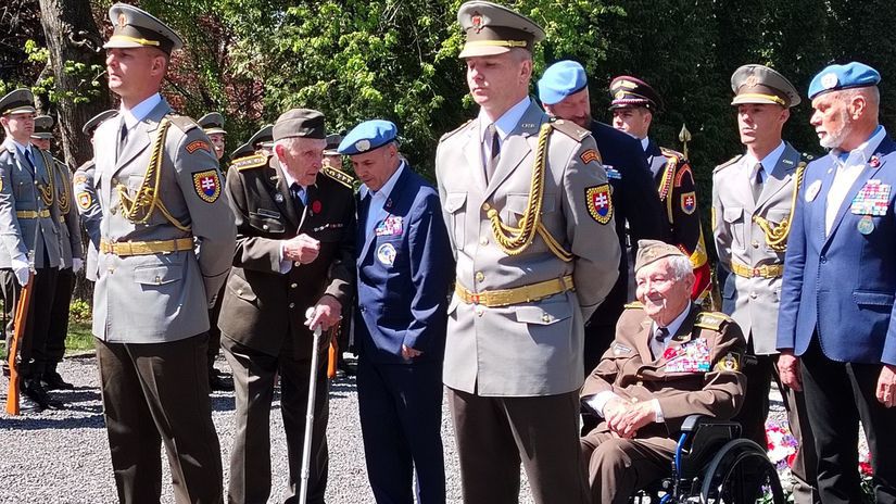Veteráni pri pamätníku na vojenskom cintoríne v...