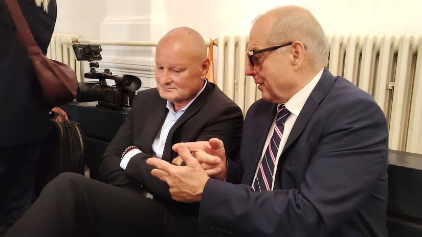 Bernard Slobodník (vľavo) počas prestávky...